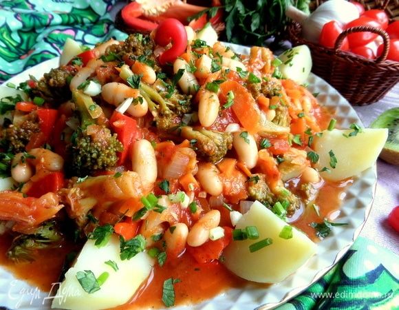 Рядом поместить готовую картошечку — вот поэтому удобно варить сразу дольками, да и быстрее так.