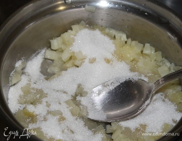 В сотейник с толстым дном переложите ананасы, добавьте сахар, коньяк и лимонный сок. Поставьте на медленный огонь и варите джем до загустения.