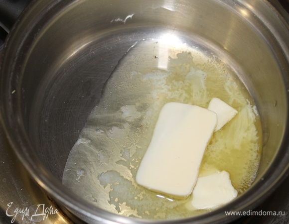 Растопите сливочное масло.