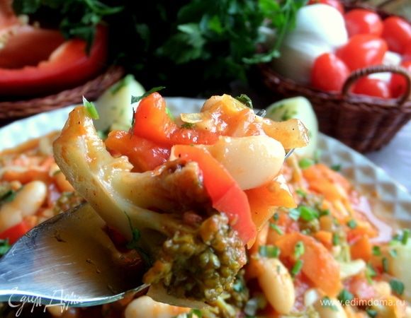 Пропитанные чесночным томатом овощи в гармонии с фасолькой — думаю, это многим по душе.