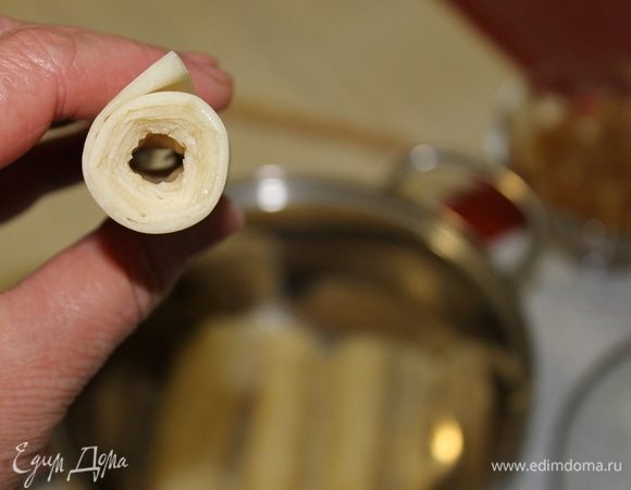 Таким способом заверните все листы теста, не забывая складывать трубочки в контейнер.