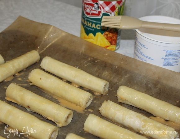 Разложите трубочки на противень, смажьте разболтанным яйцом и отправьте в духовку выпекаться, предварительно нагрев ее до 160°C и включив конвекцию.