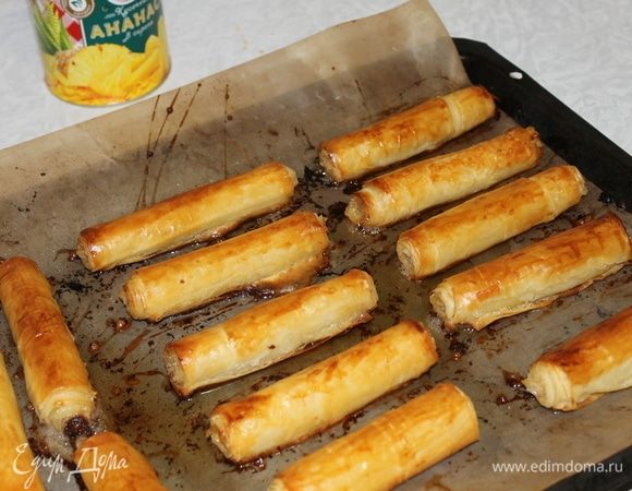 Выпекайте трубочки до румяной корочки в течение 15 минут или ориентируйтесь на свою духовку.