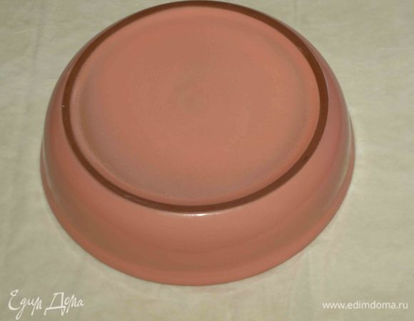 Тесто фило расстелить на столе.