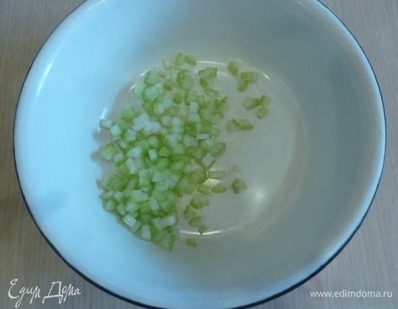 Для начинки сельдерей мелко нарезать.