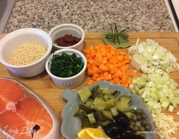 Рыбу вымыть. Овощи нарезать.