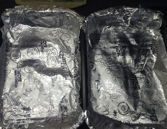 У меня оказалось два небольших противня, как-то с ними проще, чем с одним большим справляться. Ощущение, что в таком объеме самое что надо соки-соусы составляющих выделяются в отношении к «твердым» продуктам. В общем, выстлали дно фольгой...