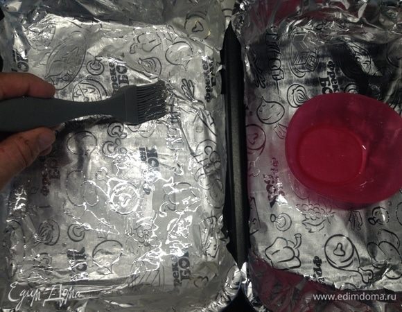 Фольгу слегка маслом растительным смазали.