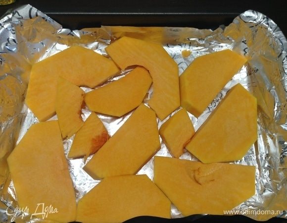 Укладываем на дно толстенько нарезанные кусочки тыквы, 1–1,5 см толщиной, плотненько, чтобы мясо на них потом легло.