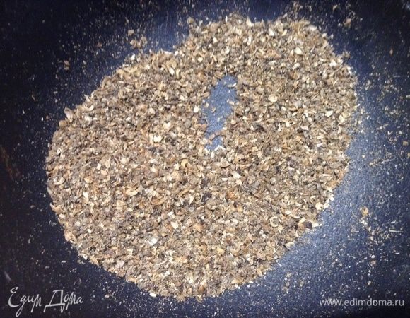 В ступе растерли-подавили горошек черного перца и семян кориандра, аромат вдохнули.