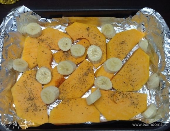 И в один из противней его раскидали на тыкву.