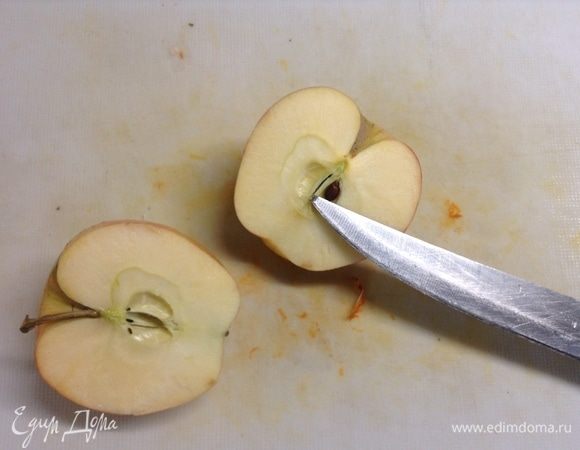 А яблочко, нарезав (вот яблоки я всегда с кожицей).