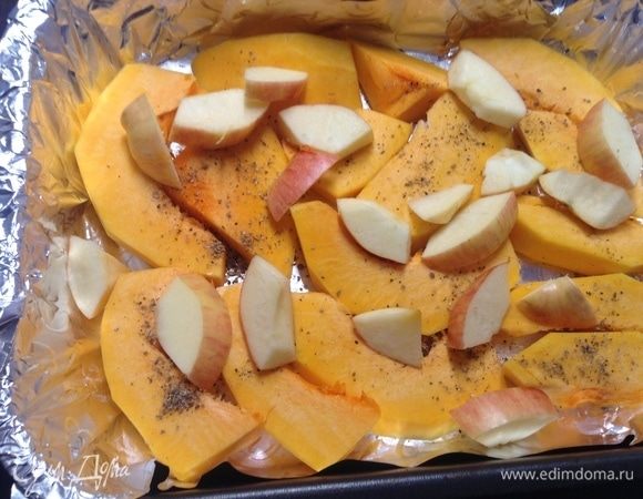 В другой противень на тыкву накидали.