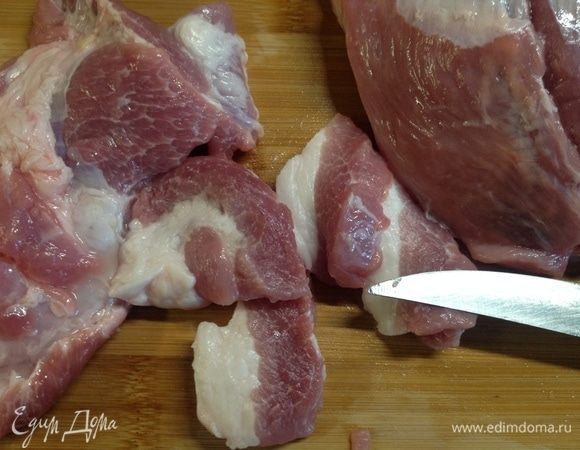 Мясо режем двумя видами. Один — крупными кусочками с пол-ладошки толщиной 1,5 см (если свинина, говядину, думаю, тоньше нужно, дыбы вместе с овощами была готова как раз).