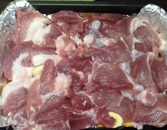 И укладываем эти крупненькие кусочки плотненько в один противень.