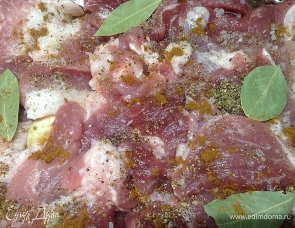 В оба противня на мясо добавляем соль крупного помола, из ступы нашей свежую протертую ароматную смесь перца и кориандра, чуть острого красного перца добавляем и лавровый лист.