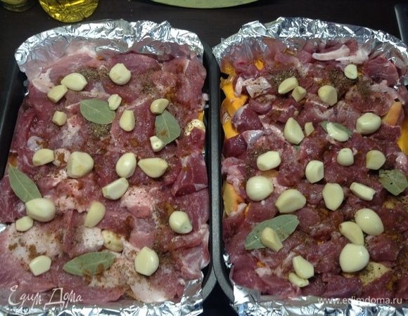 И в оба противня на мясо равномерно их уложили, слегка прижимая.