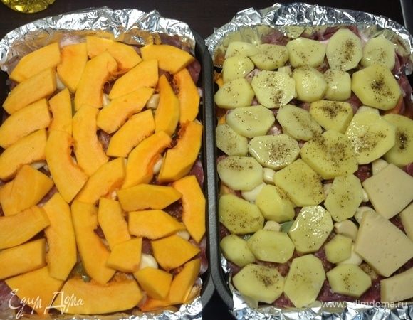 И сверху закрываем... Решил один противень тыквой же (оставалась), другой — картофелем, кругляшами толщиной 1–1,5 см. Во втором картошки не хватило, так кусочками сыра закрыл, оказалось очень даже потом было к слову.