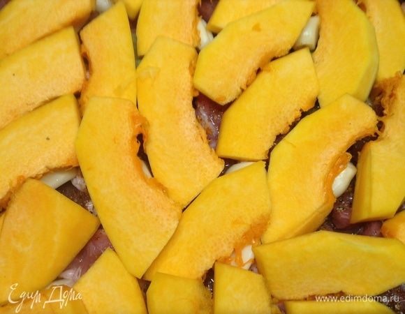 Тот, что с тыквой, ничем более не обсыпаем, не обмазываем, тыква — она самоценна и хороша.