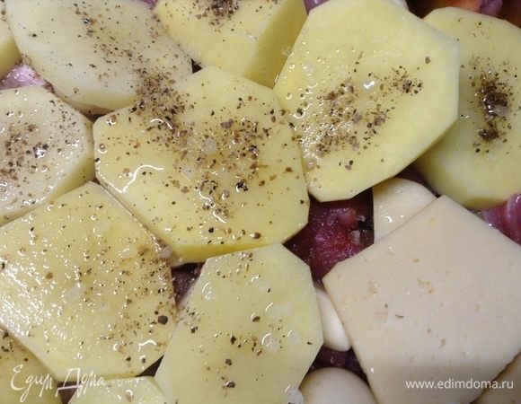 А вот на картошку — соли крупного помола по 2–3 кристаллика на кусочек картошки, смеси ароматной перца-кориандра и чуть маслица ароматного растительного подлить, совсем чуть-чуть на каждый кусочек картошки по нескольку капель. Сыр не трогаем.