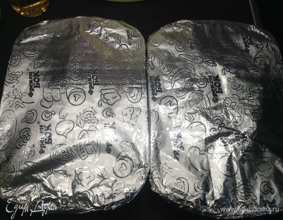 Укутываем сверху оба противня фольгой плотненько и безо всяких дырок-проколов сверху.