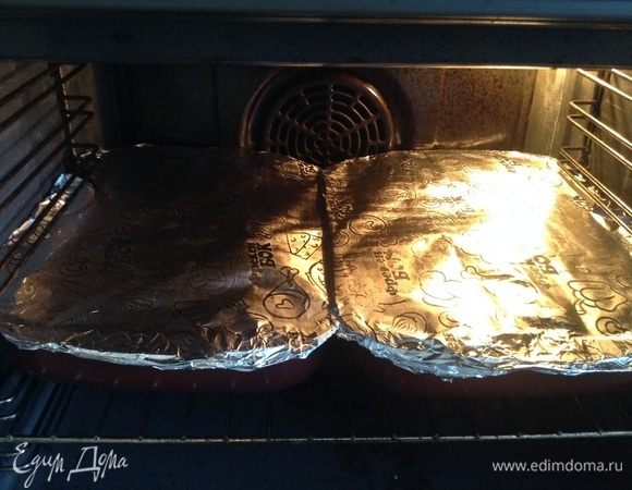 Священный момент:) В духовку! В холодную, пусть все вместе с самого начала греется-томится-запекается. Первый час — на 240°C.