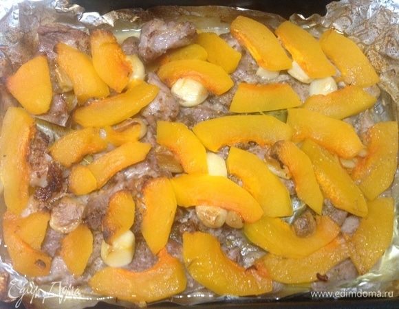 Тыква, как и положено ей, соки половину отдала в мясо, мясо поджарилось, чеснок мягкий, как кусочки масла.