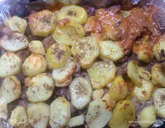 Картошка просто просится на стол. Вот и сыр — оказался по-французски запеченным-поджаренным. Он, конечно, не для тех, кто только-только от зубной феи вернулся:) Но придает сюр, аромат, вкусный — не передать.