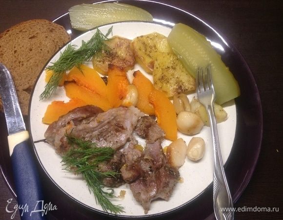 Ну и что? На тарелочки... Чуть зелени, хлеб черный, огурчики. Кому казалось вначале, что чеснока уж очень как-то много, попробуйте вот такой запеченный крупными зубчиками целыми — придавить-намазать, как пасту на картофелину зажаренную, или мяса кусочек нежного, да укропчика, да огурчика. Жму дружеские руки:)