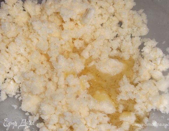 Масло растереть с сахаром, добавить растопленный мед.