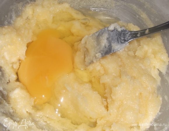 Вбить яйцо, хорошо перемешать.