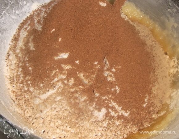 Добавить просеянную муку, все специи и соду.