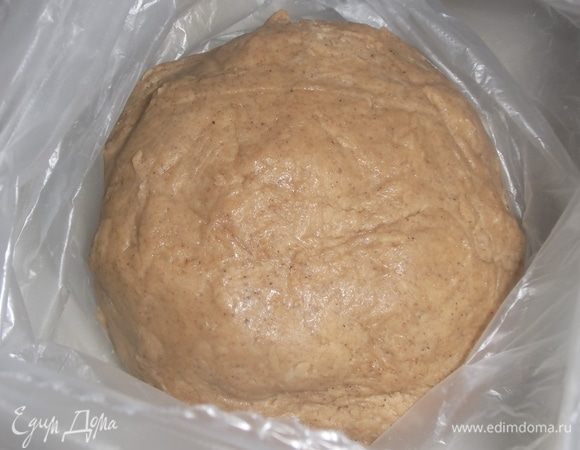 Замесить тесто. Оно будет немного прилипать к рукам, так и должно быть. Положить его в пакет и убрать на 2 часа в холодильник.