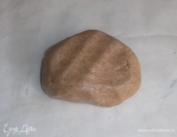 Раскатать тесто в пласт.