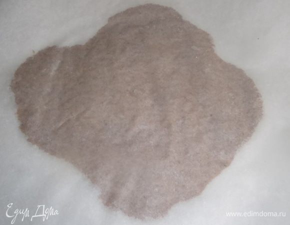 Я тесто раскатываю на пекарской бумаге, накрыв его сверху другим листом. Очень удобный способ. Тесто остается гладким и не прилипает к скалке. Толщина теста любая на ваш вкус, но в идеале — 0,5 см.