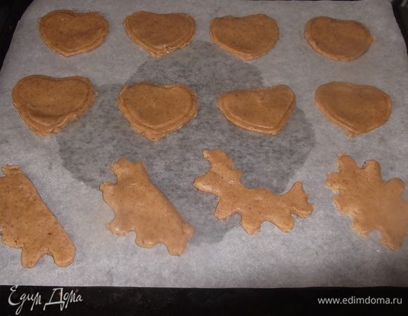 Вырезать печенья. Уложить на противень, застеленный пекарской бумагой. Оставляйте промежутки, так как печенье при выпечке увеличивается.