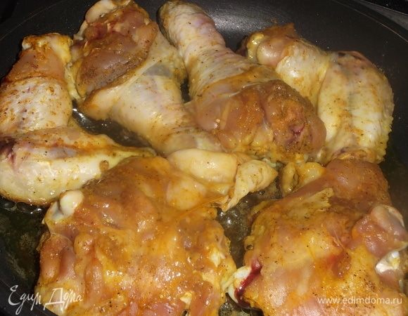 Куркуму, карри, чесночный перец и соль смешать. Обвалять в специях куски курицы. Выложить на сковороду без добавления масла. Жарить с одной стороны на умеренном огне, не накрывая крышкой, до золотистой корочки.