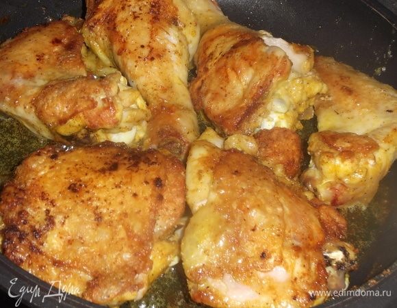 Перевернуть куски на другую сторону. Так же обжарить на умеренном огне до готовности. Крышкой не накрывать. Приятного аппетита!