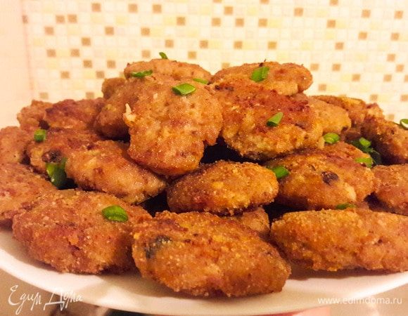 Фарш готов. Далее формируем котлеты, обваливаем их в панировочных сухариках и жарим с двух сторон до золотистого цвета примерно 4–5 минут с одной стороны и с другой, все зависит от вашей плиты и сковородки. Котлеты готовы, приятного вам аппетита!