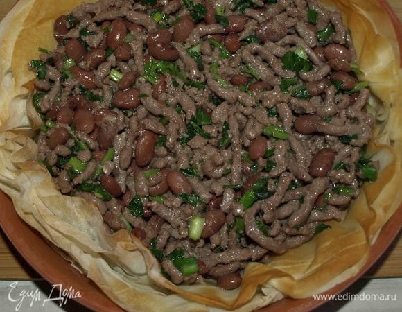 Достаем тесто и выкладываем сверху фарш.