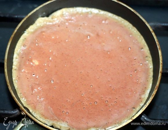 На маленькой сковороде выпекаем 8 печеночных блинчиков.