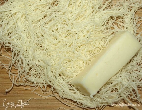 Сыр нарезать на 6 брусков. Тесто катаифи разделить на 6 частей. Завернуть сыр в тесто катаифи.