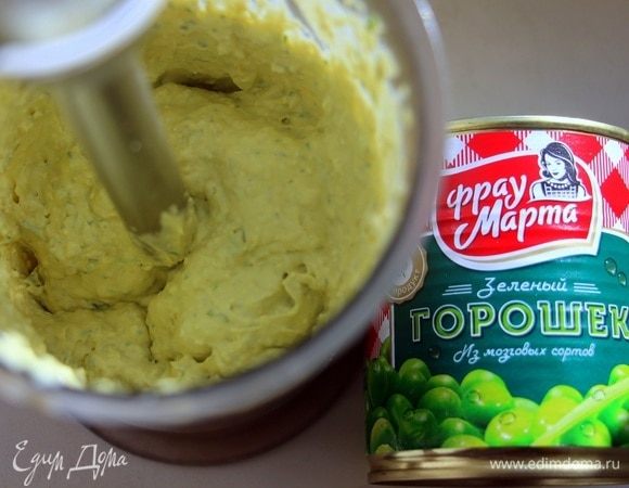 Готовим острый паштет из зеленого горошка. В чашу блендера кладем творожный сыр, чеснок, соль, зелень и ½ банки зеленого горошка ТМ «Фрау Марта», все измельчаем в однородную массу.