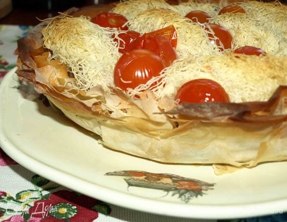 Пирог можно сразу подавать к столу. Хорошо пирог подать со свежими помидорами черри.