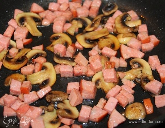 Грибы с колбасой обжарить.