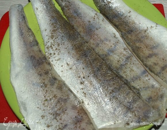 Судак посолить, поперчить и оставить на 5 минут. Обжарить в разогретой с растительным маслом сковороде до готовности. Нам понадобится для салата 150 г готового судака. Остальной судак можно просто подать к салату.