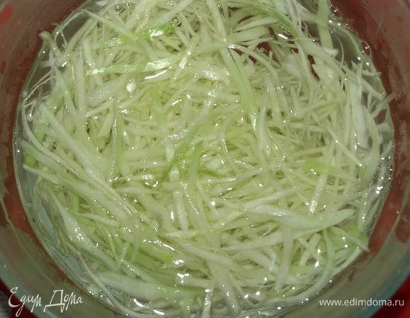Капусту тонко нашинковать и залить кипятком.