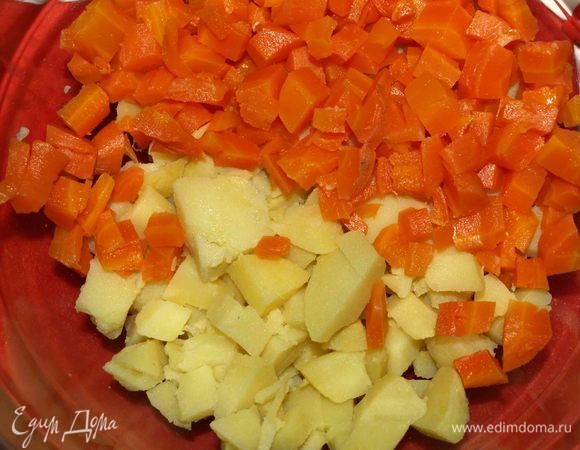 Заранее отварить или запечь морковь, свеклу и картофель. Остудить, очистить. Морковь, картофель нарезать небольшими кубиками. Соединить в миске.