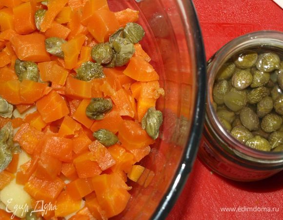 Каперсы ТМ «Фрау Марта» промыть, отжать и добавить в миску.