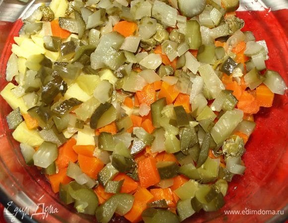 Соленый огурец мелко нарезать.